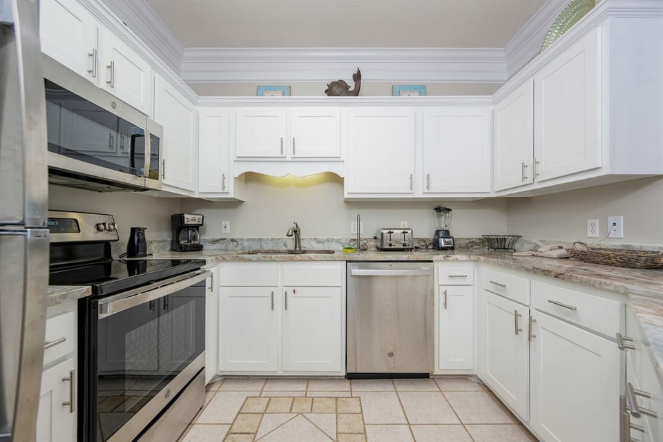 Condo, 2 Bedrooms | Private kitchen | Fridge, oven, coffee/tea maker