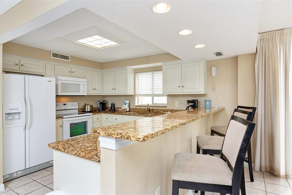 Condo, 3 Bedrooms | Private kitchen | Coffee/tea maker, fridge, oven, toaster