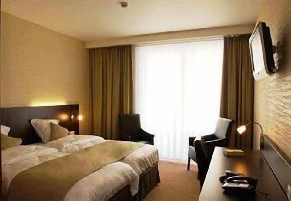 Superior Double Room | In-room safe, desk, blackout drapes, cribs/infant beds