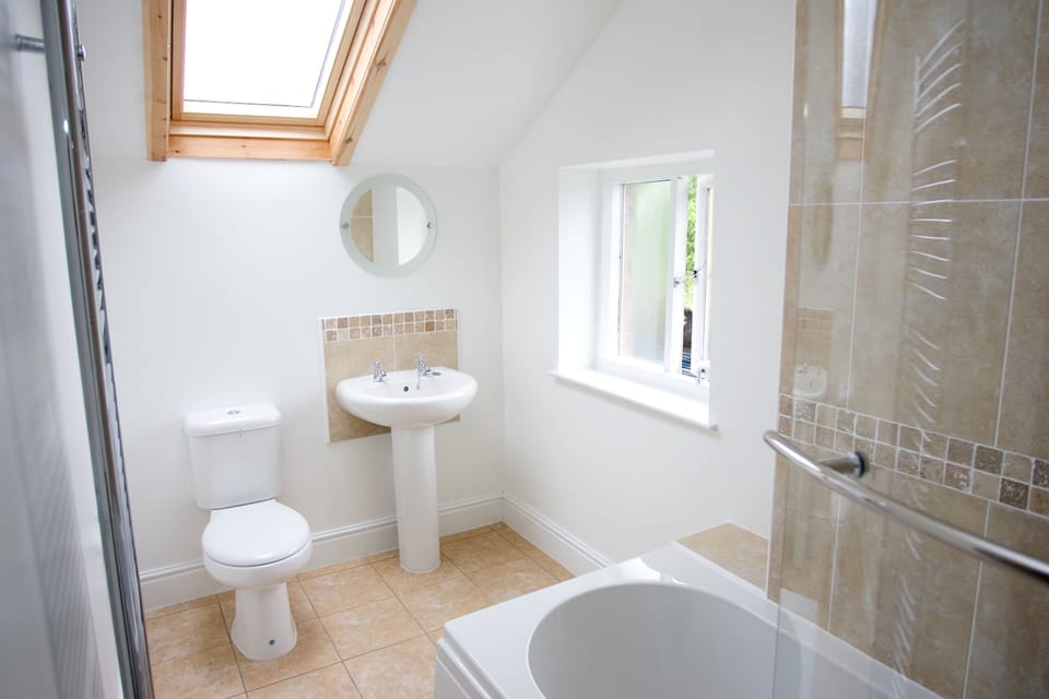 Superior Double Room | Bathroom | Shower, hair dryer, towels