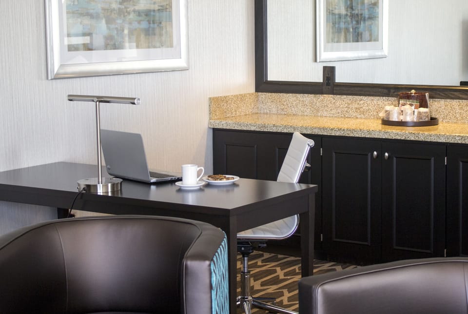 42-inch flat-screen TV with satellite channels, TV, Netflix
