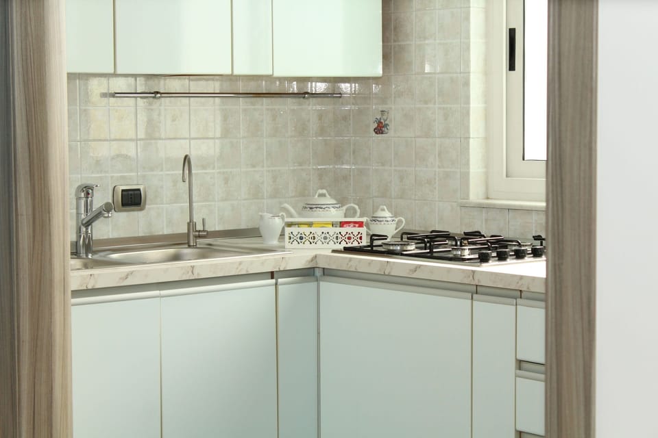 Full-size fridge, microwave, stovetop, cookware/dishes/utensils