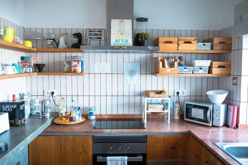 Full-size fridge, microwave, oven, dishwasher