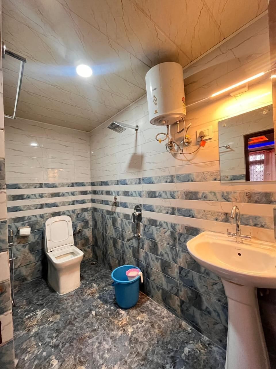Deluxe Room, Smoking, Mountain View | Bathroom | Shower, free toiletries, slippers, towels