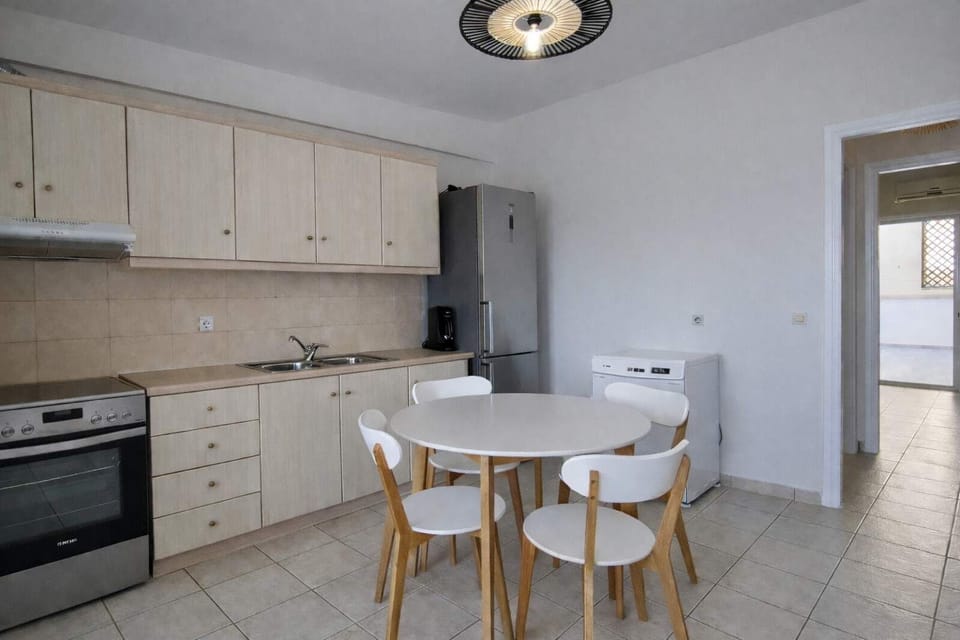 Bright Fully Equipped Kitchen & Dining Area