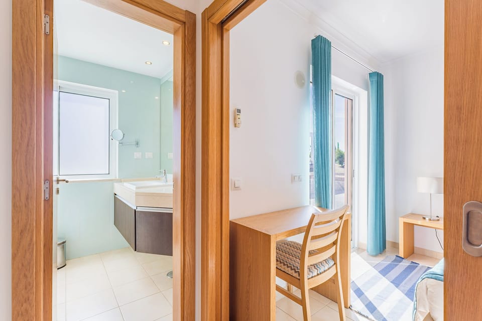 Deluxe Villa, 2 Bedrooms | Bathroom | Towels