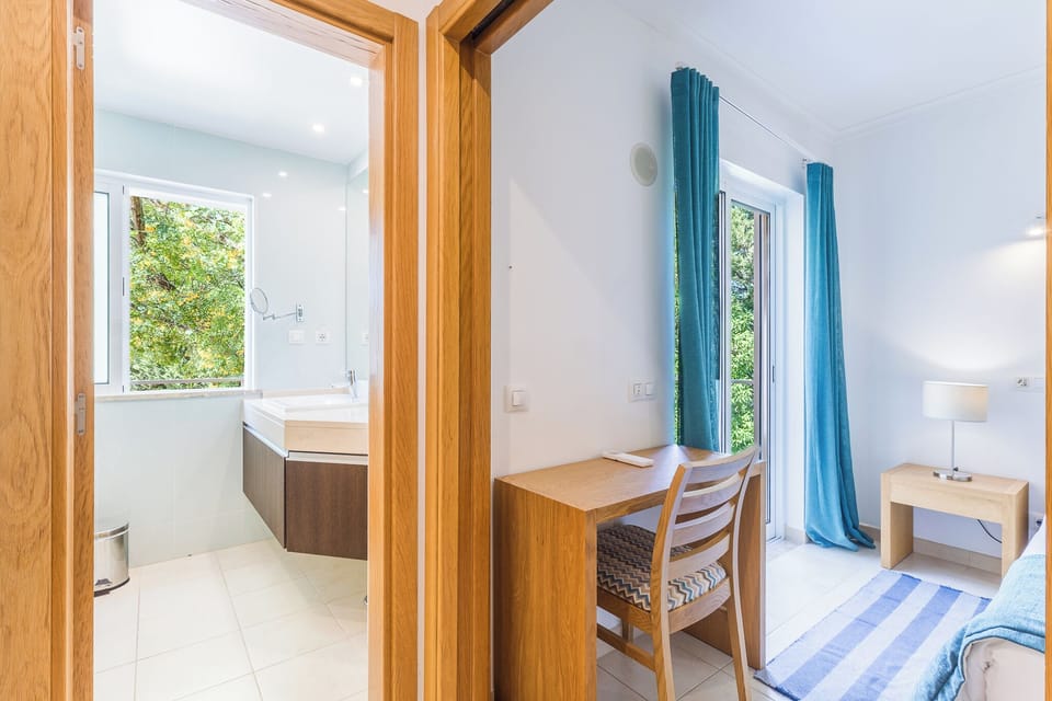 Deluxe Villa, 2 Bedrooms | Bathroom | Towels