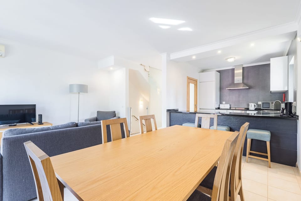 Deluxe Villa, 2 Bedrooms | Dining room
