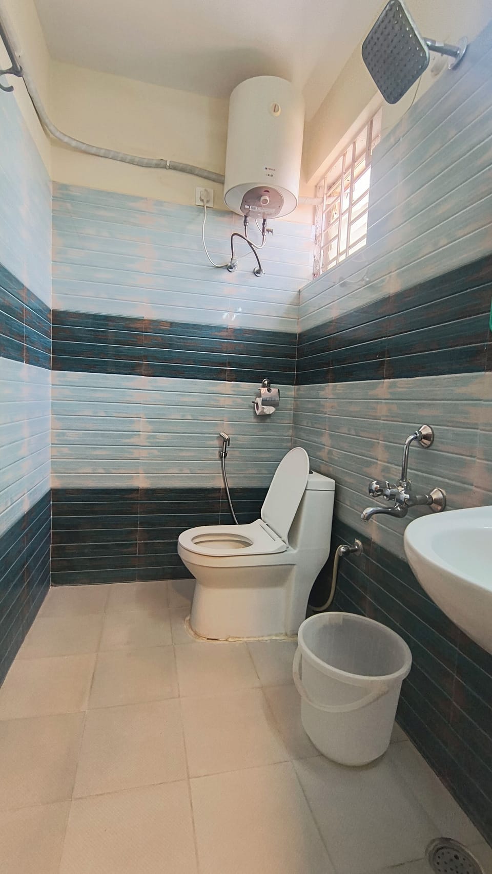Deluxe Double Room | Bathroom | Shower, bidet, towels, soap