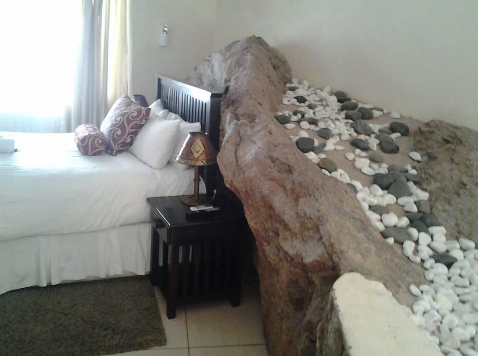 Twin Room | Desk, laptop workspace, WiFi