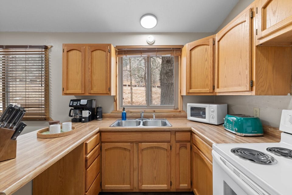 From morning coffee to late-night snacks, this counter table is your cozy mountain hub.