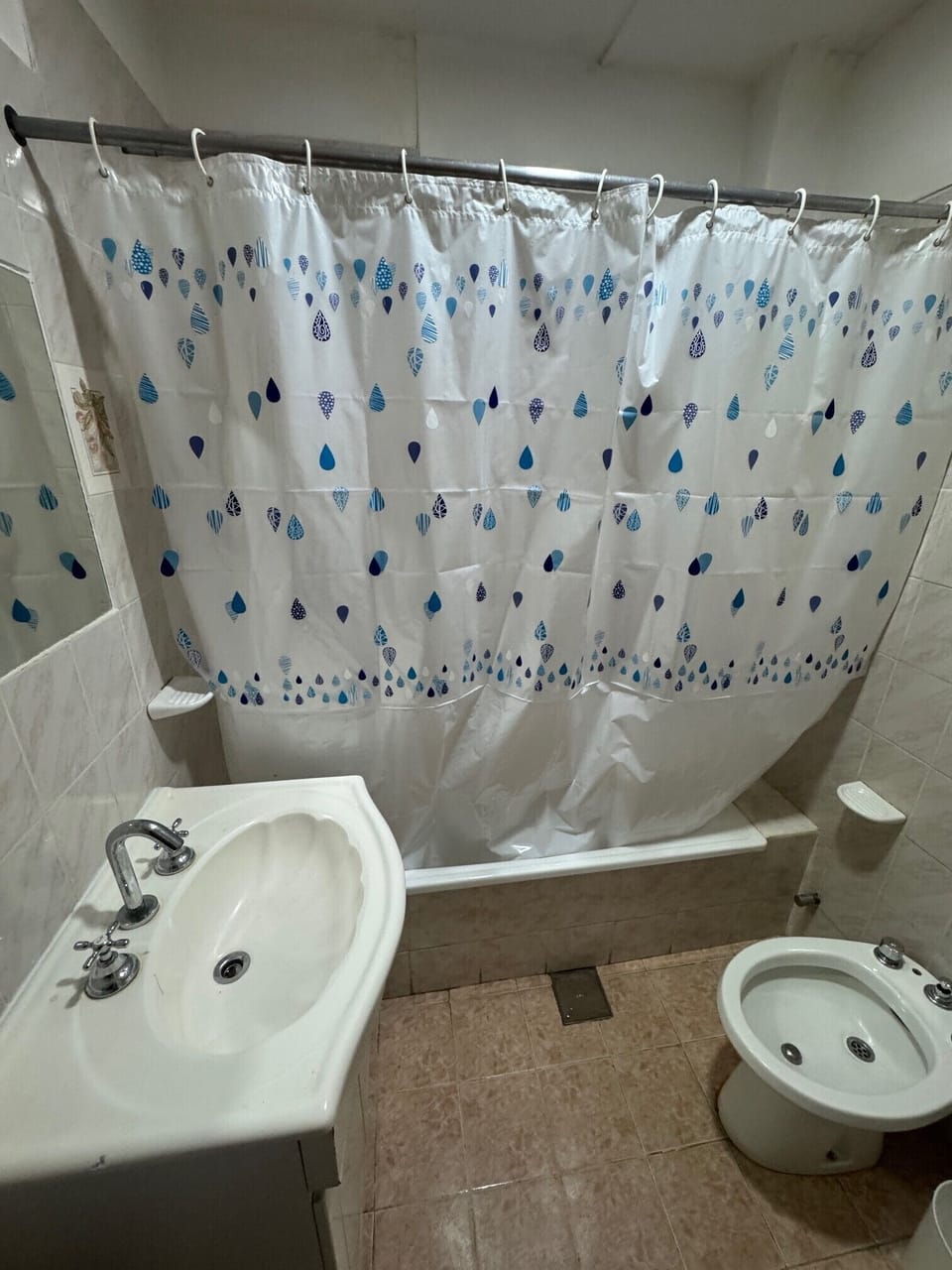 Classic Triple Room | Bathroom | Bidet, towels, soap, shampoo