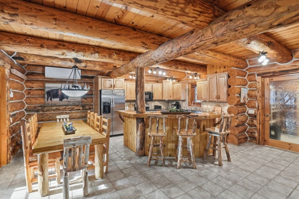 Dinner under the lodge lights hits different.