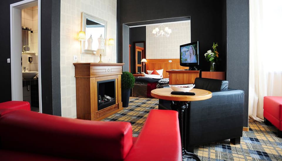 Standard Double Room, 1 Bedroom | Living area | Flat-screen TV