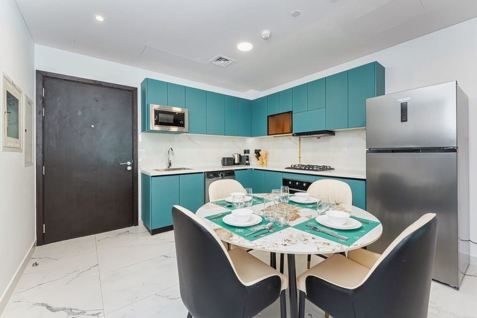 Luxury Apartment, 1 King Bed, Non Smoking, City View | Private kitchen | Full-size fridge, microwave, oven, stovetop