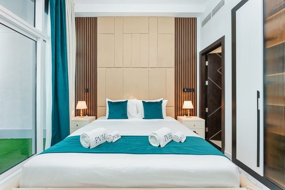 Luxury Apartment, 1 King Bed, Non Smoking, City View | In-room safe, individually decorated, individually furnished