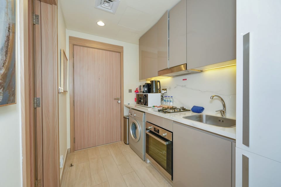 Exclusive Studio, 1 King Bed, Non Smoking, City View | Private kitchen | Fridge, microwave, oven, stovetop