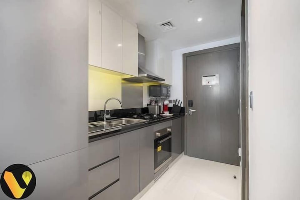 Luxury Studio, Balcony, Canal View | Private kitchen | Full-size fridge, microwave, oven, stovetop