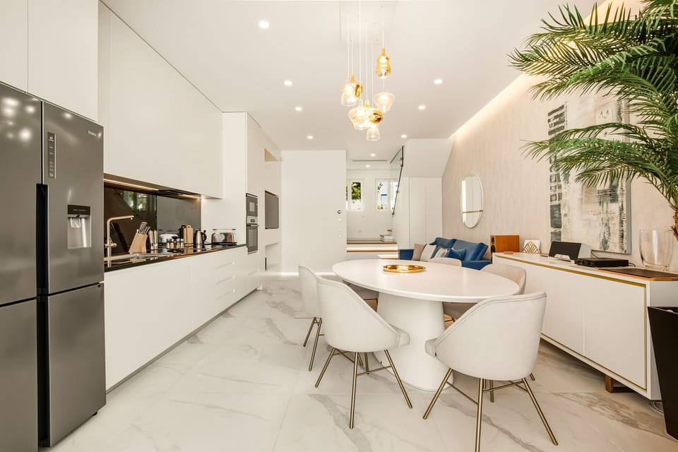 A fully equipped open plan kitchen where you can comfortably prepare delicious meals with family or friends.