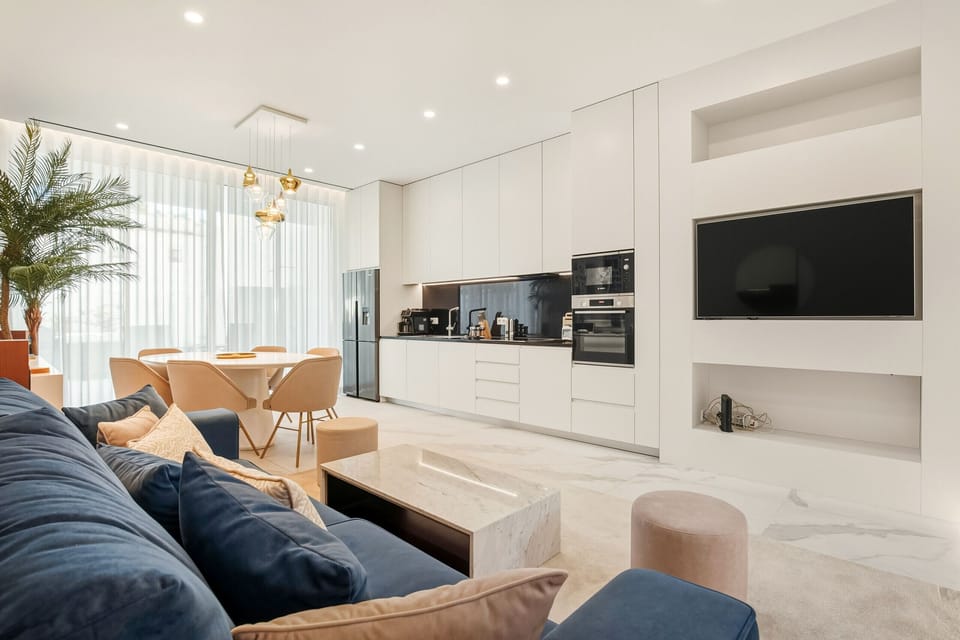 For entertainment, the living room features a smart TV with satellite channels. The environment is air-conditioned in all rooms, ensuring maximum comfort at any time of year.