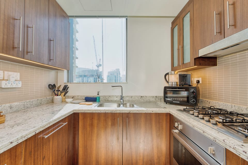 Superior Apartment, 2 Bedrooms, Non Smoking, City View | Private kitchen | Fridge, microwave, oven, stovetop