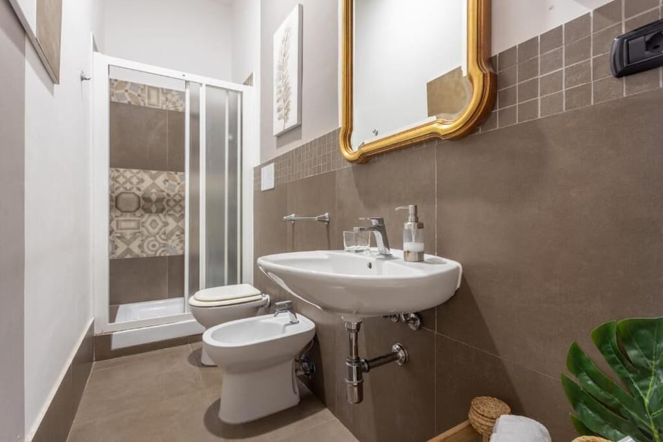 Junior Suite | Bathroom | Shower, hair dryer, bidet, towels