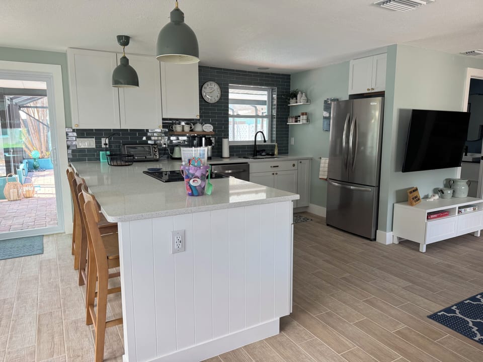 Kitchen w/ peninsula seating.