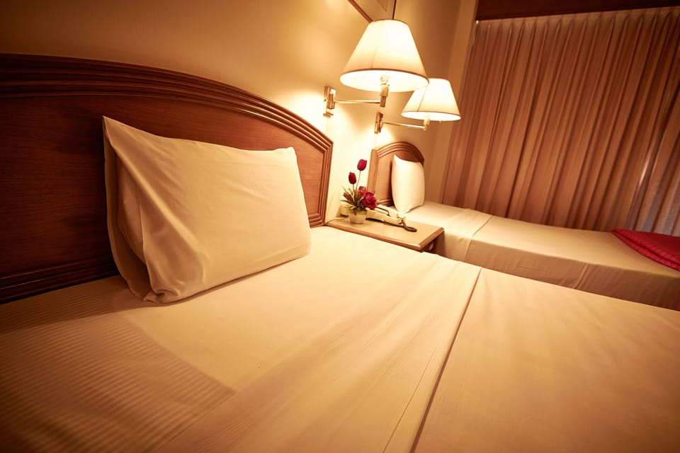 Deluxe Twin Room | In-room safe, desk, soundproofing, WiFi (free)
