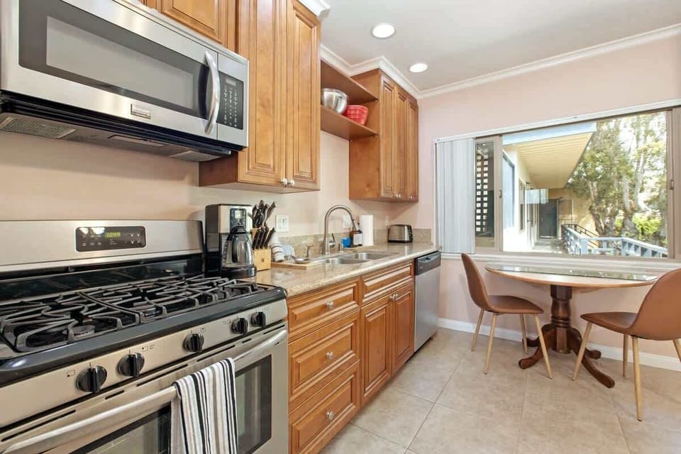 Full kitchen
