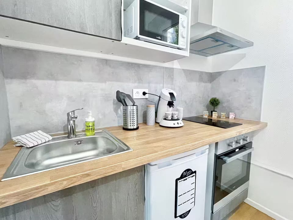 Deluxe Studio, Private Bathroom, City View | Private kitchen