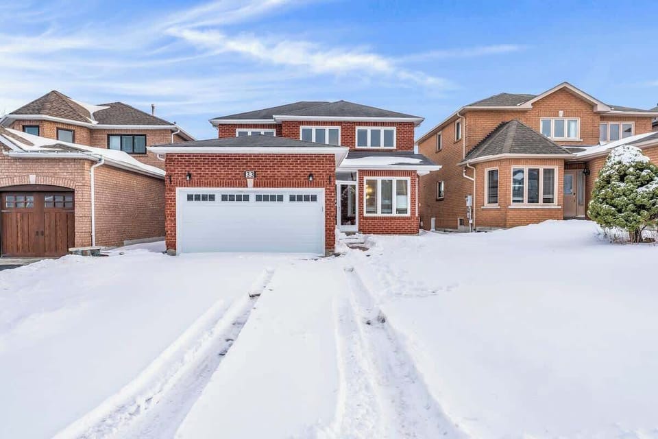 Quiet family home in a peaceful Richmond Hill neighborhood