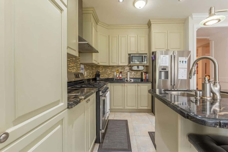 Fully equipped Kitchen with lots of storage