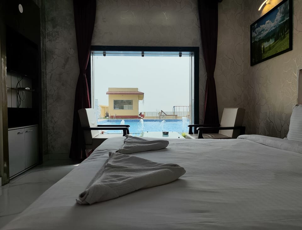 Royal Cottage, Pool View | Laptop workspace, soundproofing, free WiFi, bed sheets