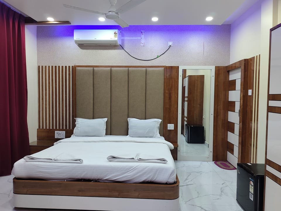 Laptop workspace, soundproofing, free WiFi, bed sheets