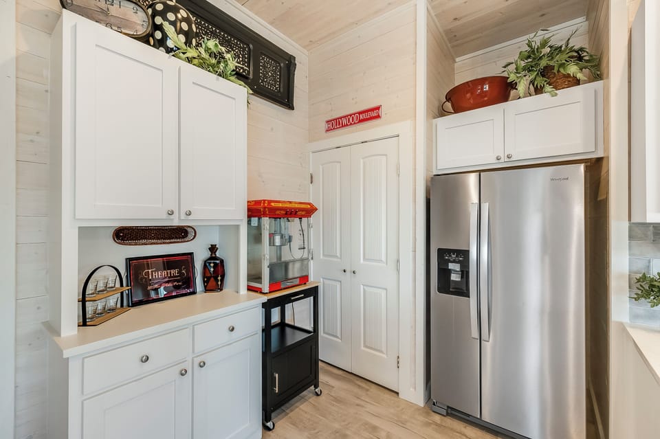 Popcorn machine and kernels are supplied for all guests

