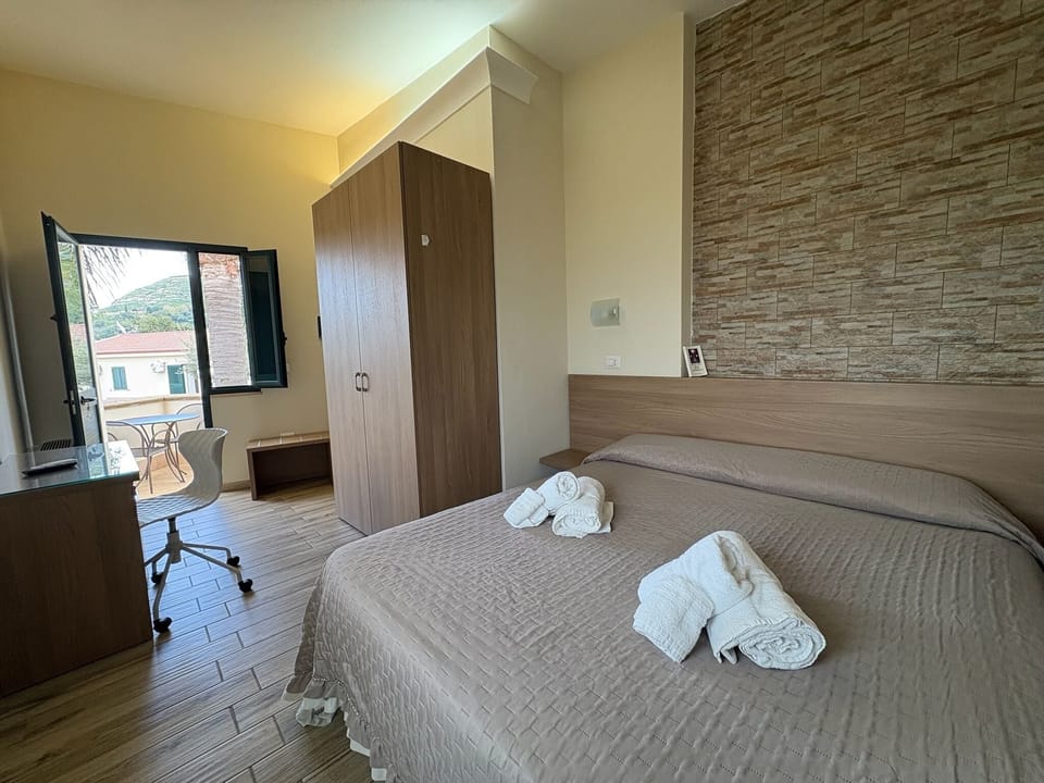 Classic Double Room | Soundproofing, free WiFi, bed sheets
