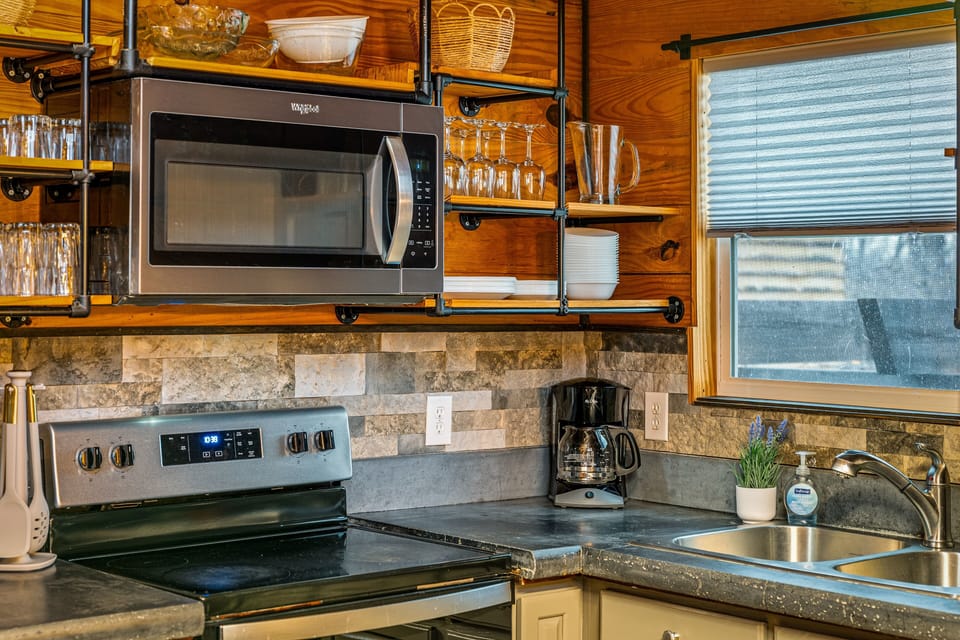 Beautiful light coming in from the windows, and a fully stocked kitchen!