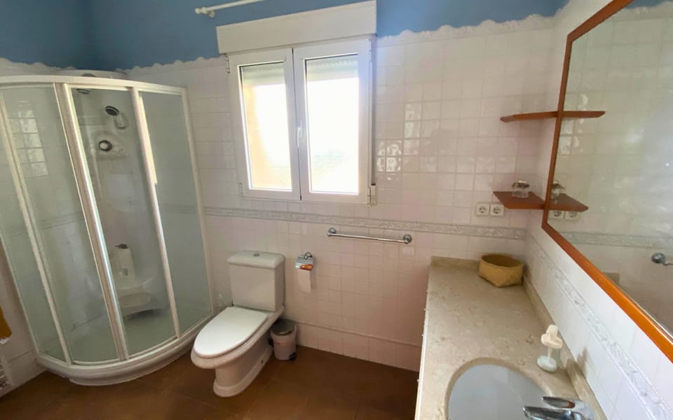private bathroom suite Olive