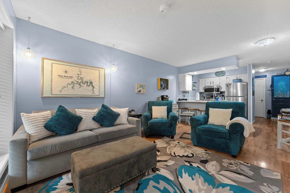 Living Room w/Queen Sofa Bed