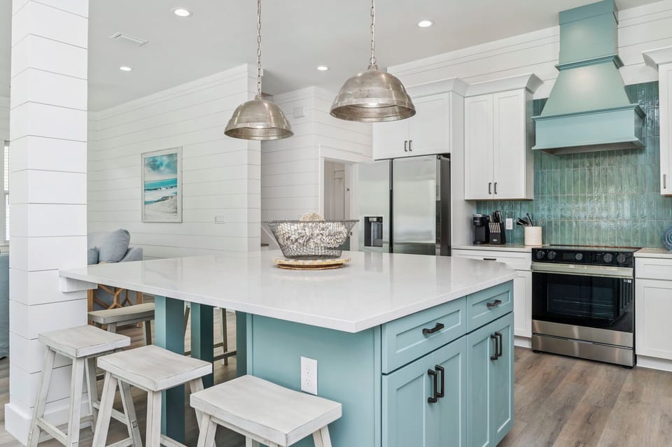 Quartz island perfect for quick meals, making beach outings a breeze!