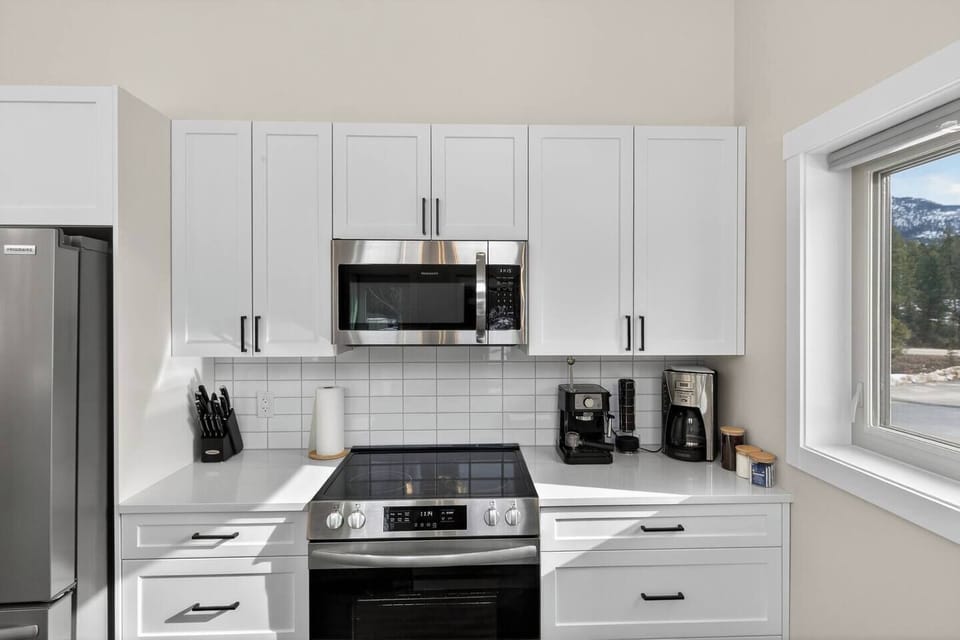 Full kitchen with a blender, rice cooker, air fryer, crockpot/slow cooker, drip & espresso coffee machine, ground coffee, tea, sugar and basic condiments (ketchup, mustard and relish.)