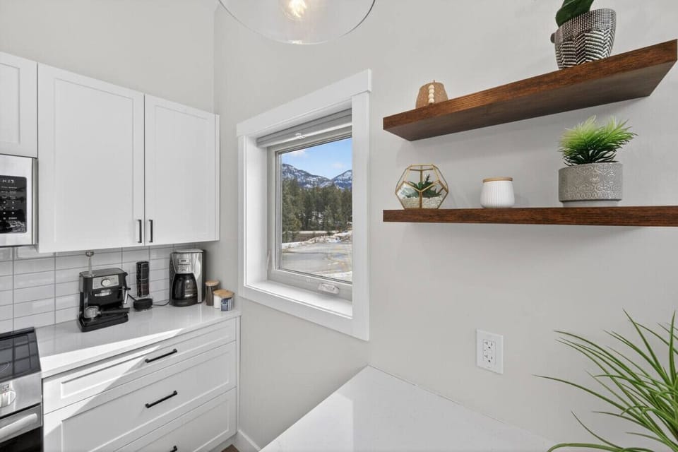 Full kitchen with a blender, rice cooker, air fryer, crockpot/slow cooker, drip & espresso coffee machine, ground coffee, tea, sugar and basic condiments (ketchup, mustard and relish.)