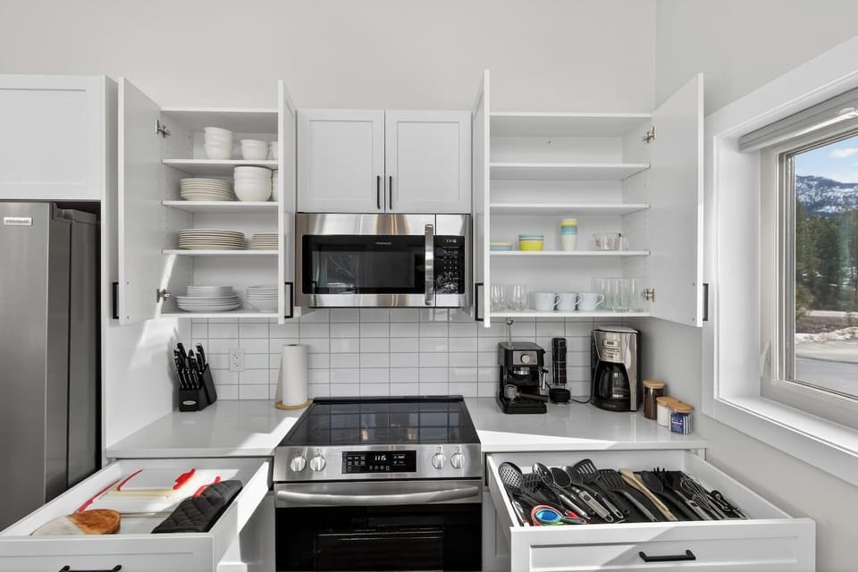 Full kitchen with a blender, rice cooker, air fryer, crockpot/slow cooker, drip & espresso coffee machine, ground coffee, tea, sugar and basic condiments (ketchup, mustard and relish.)