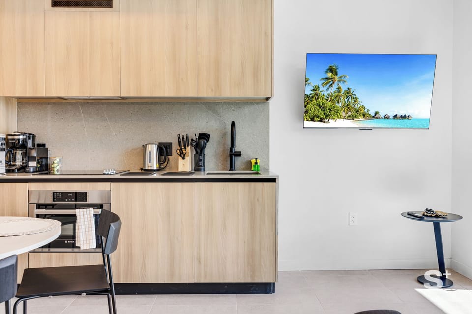 Condo, Balcony, City View | Private kitchen | Toaster, paper towels