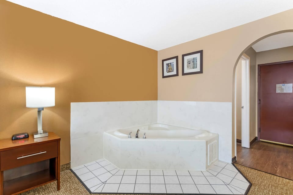 Room, 1 King Bed, Accessible, Non Smoking | Blackout drapes, iron/ironing board, rollaway beds, bed sheets
