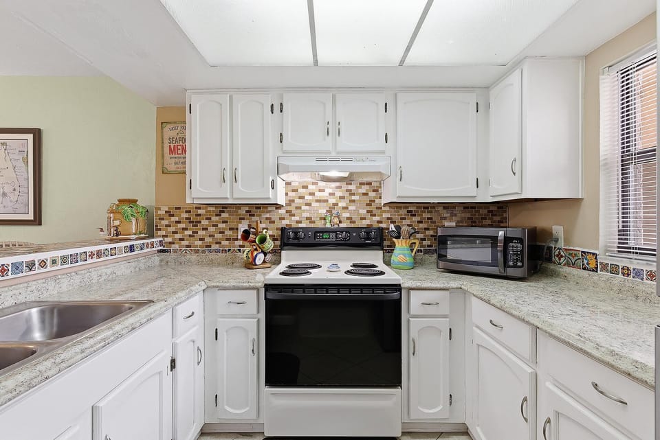 Condo, Multiple Beds (Castle Reef 109) | Private kitchen