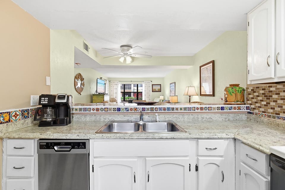 Condo, Multiple Beds (Castle Reef 109) | Private kitchen