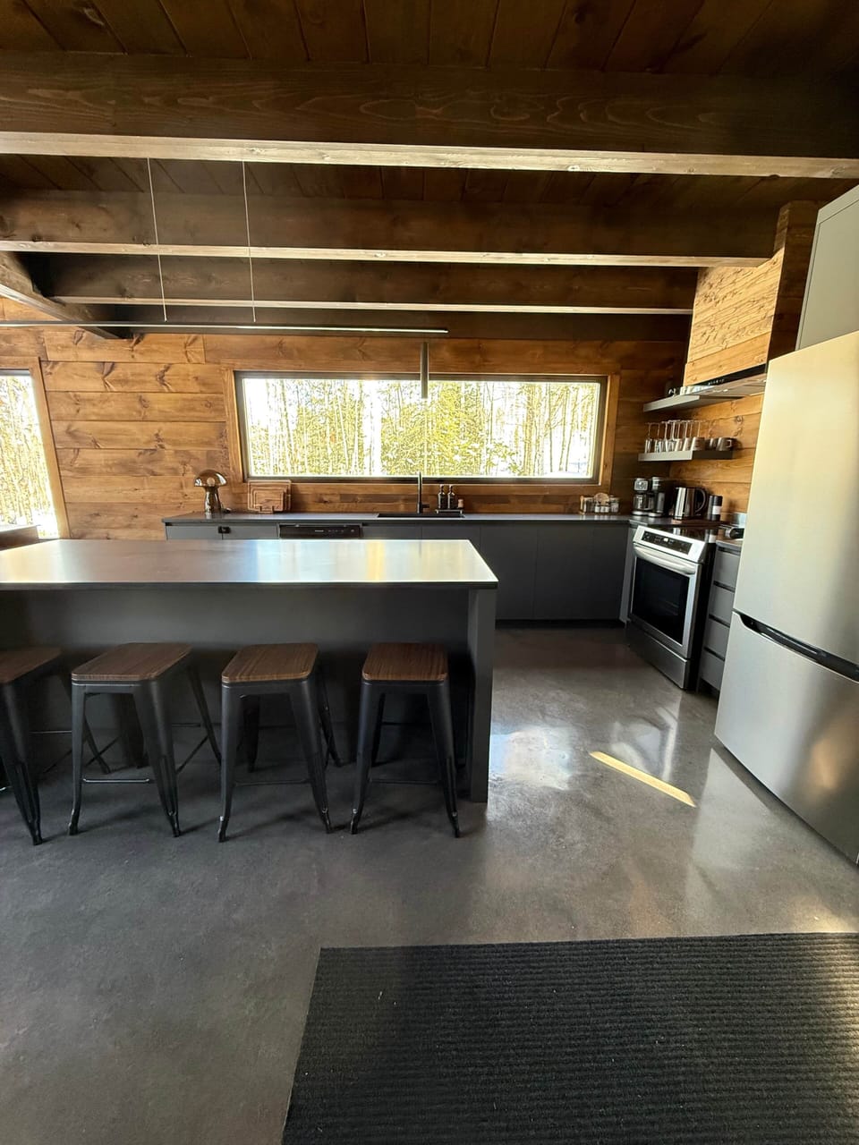 Large work island in the kitchen