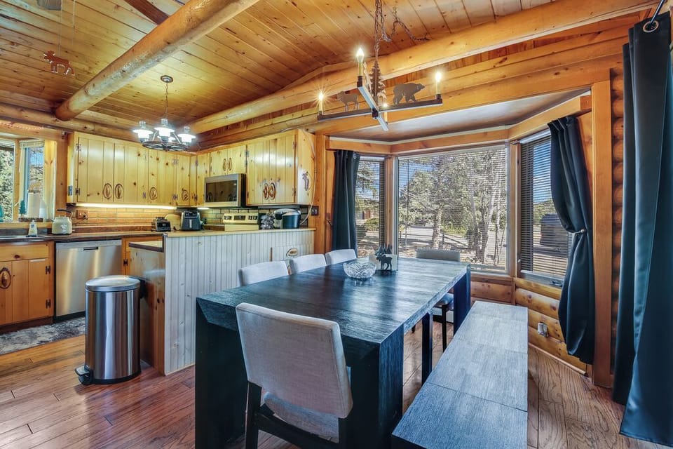 Dining room that seats 8.jpg