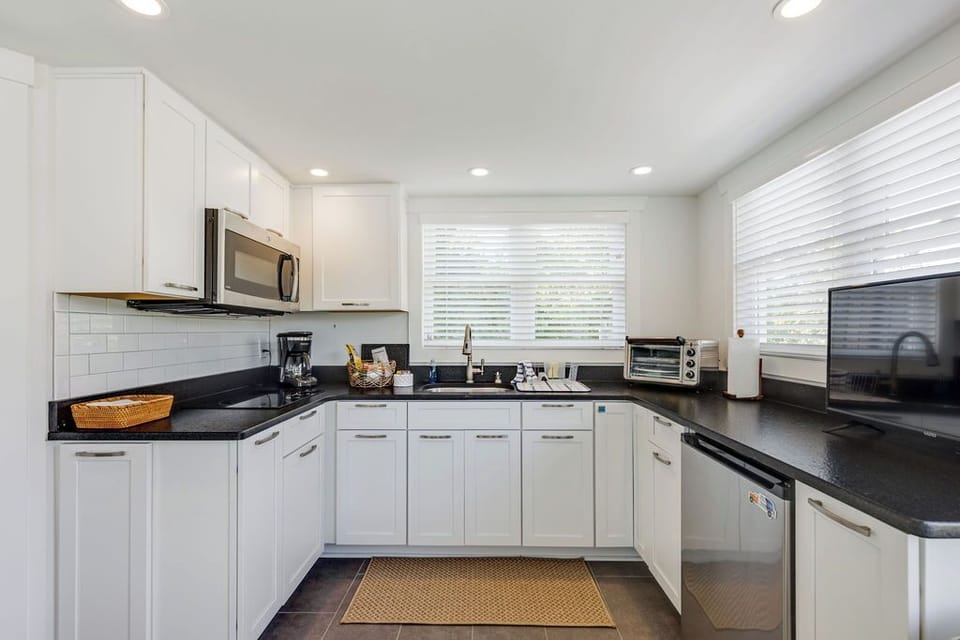 Charming Kitchen: Modern finishes, sunny views, and all the essentials for culinary adventures!